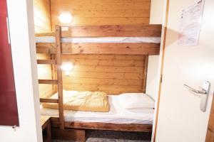 a bunk bed room with two bunk beds in it at Résidence Les Portes De La Vanoise - 2 Pièces pour 6 Personnes 193054 in Villarodin-Bourget