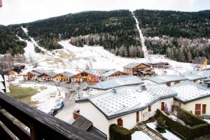 Villarodin-Bourget的住宿－Résidence Les Portes De La Vanoise - 2 Pièces pour 6 Personnes 193054，从阳台上可欣赏到滑雪胜地的景色