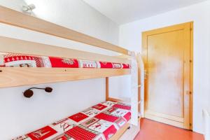 - une chambre avec 2 lits superposés et une porte dans l'établissement Résidence les Chalets D'aurouze - maeva Home - Appartement 2 Pièces 6 Pers 124, à Saint-Étienne-en-Dévoluy