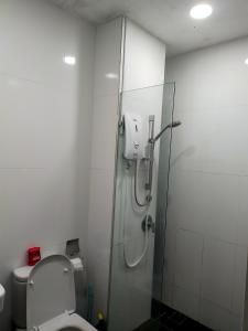 y baño con aseo y cabina de ducha de cristal. en Imperial suites@Reizz residence, en Kuala Lumpur