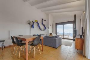 ein Wohnzimmer mit einem Tisch und einem Sofa in der Unterkunft El paraíso de Cadaqués IMMO365 in Cadaqués
