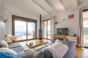 ein Wohnzimmer mit Couch und Fernseher in der Unterkunft El paraíso de Cadaqués IMMO365 in Cadaqués
