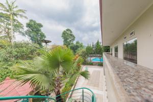 Bazén v ubytování Urbanview Resort Botol Cisarua Puncak Bogor nebo v jeho okolí