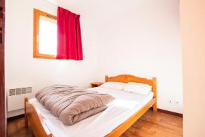 Ce lit se trouve dans un dortoir doté d'une fenêtre rouge. dans l'établissement Résidence Le Cheval Blanc - LE CHEVAL BLANC - CB53 MAE-3074, à Modane 4 autres photos