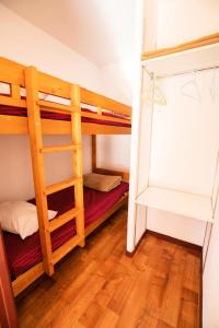 une chambre avec deux lits superposés dans l'établissement Résidence Le Cheval Blanc - LE CHEVAL BLANC - CB53 MAE-3074, à Modane
