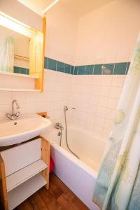 une salle de bain avec un lavabo et une baignoire dans l'établissement Résidence Le Cheval Blanc - LE CHEVAL BLANC - CB53 MAE-3074, à Modane