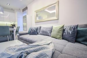 salon z kanapą i stołem w obiekcie Apartamenty Na Wyspie - Baltic Park - Apartamenty z sypialnią i parkingiem - ul Uzdrowiskowa 24-34 w Świnoujściu