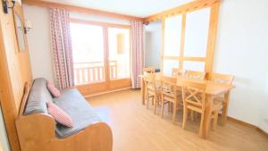 un salon avec une table et une salle à manger dans l'établissement Résidence Parc Aux Etoiles - C306PAE - APPARTEMENT 3 CHAMBRES, BALCON MAE-2744, à Narreyroux 4 autres photos