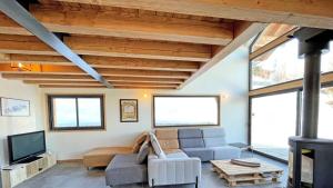 a living room with a couch and a tv at Chalet - Chalets pour 12 Personnes 644 in Les Prés