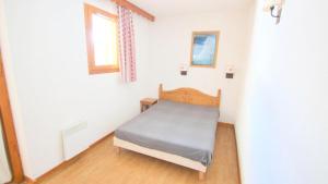 une petite chambre avec un lit dans une pièce dans l'établissement Résidence Parc Aux Etoiles - C306PAE - APPARTEMENT 3 CHAMBRES, BALCON MAE-2744, à Narreyroux