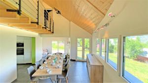 Imagine din galeria proprietății Chalet - Magnifique chalet d'architecte 10 pers MAE-2774 în Les Prés