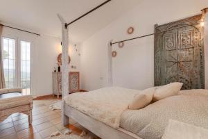ein Schlafzimmer mit einem großen Bett in einem Zimmer in der Unterkunft El paraíso de Cadaqués IMMO365 in Cadaqués