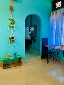 Pokój ze stołem i niebieską ścianą w obiekcie Aurora Inn w mieście Sibsāgar