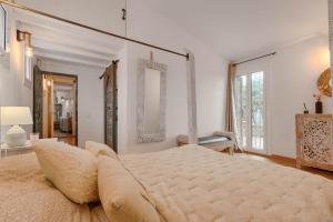 ein Schlafzimmer mit großem Bett und großem Fenster in der Unterkunft El paraíso de Cadaqués IMMO365 in Cadaqués + 29 Fotos