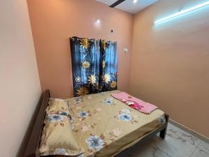 Postel nebo postele na pokoji v ubytování Sai Ayush Homestay