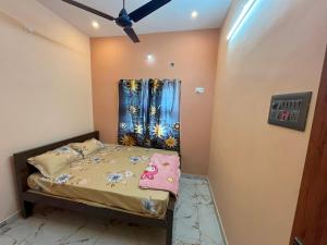 Postel nebo postele na pokoji v ubytování Sai Ayush Homestay