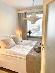 um quarto com uma cama grande e uma janela em Seaside apt with parking space, close to metro (6mins from city centre) em Helsinque