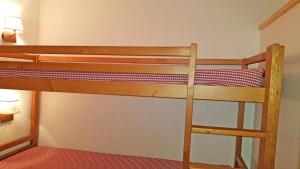 מיטה או מיטות קומותיים בחדר ב-Résidence Parc Aux Etoiles - Appartements pour 6 Personnes 704