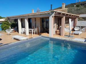 eine Villa mit einem Swimmingpool vor einem Haus in der Unterkunft El paraíso de Cadaqués IMMO365 in Cadaqués