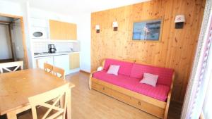 un salon avec un canapé rose et une table dans l'établissement Résidence Parc Aux Etoiles - C402PAE - APPARTEMENT 2 CHAMBRES AVEC BALCON MAE-8754, à Narreyroux