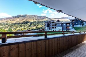 a balcony with a view of the mountains at Résidence LA GRANGE AUX FEES - Appartement GRANGE AUX FEES E04 pour 8 Personnes in Valmorel