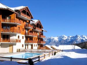 un edificio con piscina nella neve di Résidence Parc Aux Etoiles - C104PAE - APPARTEMENT 2 CHAMBRES AVEC BALCON MAE-8824 a Narreyroux