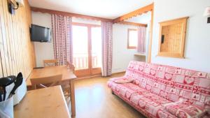 un soggiorno con un divano e un tavolo di Résidence Parc Aux Etoiles - C302PAE - APPARTEMENT 2 CHAMBRES AVEC BALCON MAE-8834 a Narreyroux
