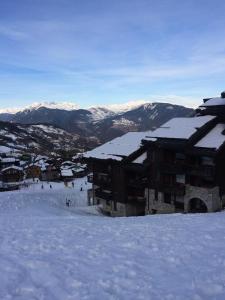 a ski lodge on top of a snow covered mountain at PORTAIL G - Appartement PORTAIL 40 pour 2 Personnes 17 in Valmorel