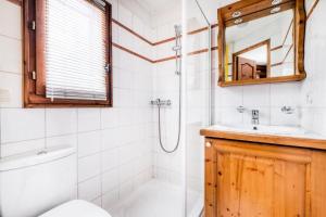 uma casa de banho com um chuveiro, um WC e um lavatório. em Résidence La Ginabelle - maeva Home - Appartement 4 Pièces 8 Personnes - S 444 em Chamonix-Mont-Blanc