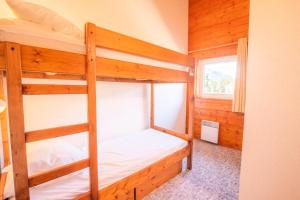 - une chambre avec 2 lits superposés dans une cabine dans l'établissement Résidence Les Arolles - LES AROLLES - AR17A MAE-3149, à Villarodin-Bourget 5 autres photos