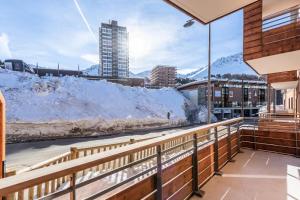 a winter view from a balcony with snow piled up at Résidence LODGES 1970 - Appartement LODGES A402 pour 6 Personnes 14 in La Plagne