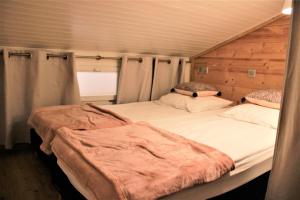 a bedroom with two twin beds in a house at BOURG MOREL G - Duplex Le Bourg Morel 3 - 1 pour 8 Personnes 26 in Valmorel