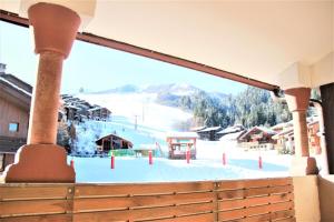 a view of a snow covered ski slope from a window at BOURG MOREL G - Duplex Le Bourg Morel 3 - 1 pour 8 Personnes 26 in Valmorel