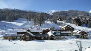 um alojamento de esqui na neve numa pista de esqui em Résidence Cortina 1 - Appartements pour 4 Personnes 914 em Les Prés