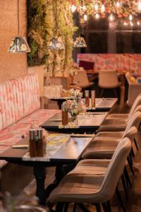 uma fila de mesas num restaurante com cadeiras em The Hive at Poppi-Red em Hawkshead