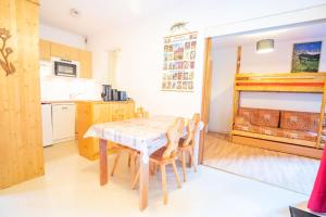 Dapur atau dapur kecil di Résidence Les Avenieres - LES AROLLES - AV31E MAE-3166