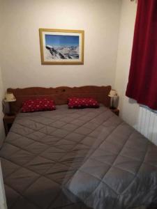 a bedroom with a large bed with red pillows at Appartement 2 pièces 6 personnes - Confort - Appartement 2 pièces 6 personnes - Confort MAE-5964 in Termignon
