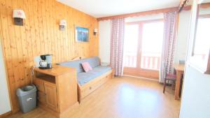 una camera con letto blu su una parete in legno di Résidence Parc Aux Etoiles - C313PAE - APPARTEMENT 2 CHAMBRES AVEC BALCON MAE-9054 a Narreyroux