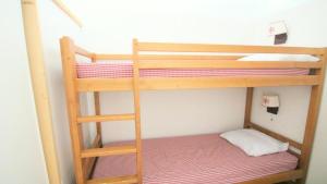 un letto a castello con una scala in una stanza di Résidence Parc Aux Etoiles - C313PAE - APPARTEMENT 2 CHAMBRES AVEC BALCON MAE-9054 a Narreyroux Altre 4 foto