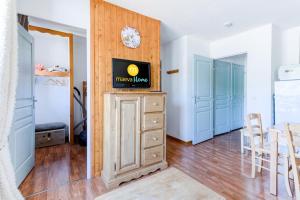 a room with a tv on top of a dresser at Résidence Le Hameau Du Puy - maeva Home - Appartement 3 pièces 4 personnes 774 in Superdevoluy