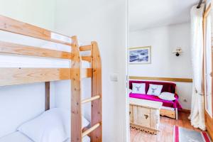 een slaapkamer met 2 stapelbedden en een stapelbed bij Résidence Le Hameau Du Puy - maeva Home - Appartement 3 pièces 4 personnes 774 in Superdevoluy
