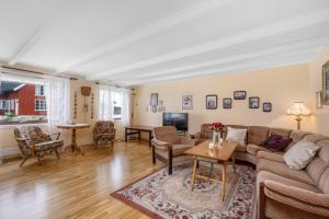 ein Wohnzimmer mit einem Sofa und einem Tisch in der Unterkunft Atlantic Road Luxury Housing in Averoy