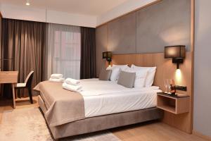 a hotel room with a large bed and a desk at Flatbook - City Center SPA Apartments Deo Plaza in Gdańsk