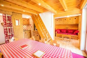 une chambre avec une table et un canapé rouge dans l'établissement Résidence Les Arolles - LES AROLLES - AR31A MAE-3158, à Villarodin-Bourget