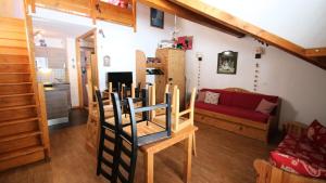 un soggiorno con soppalco dotato di divano rosso di Résidence Parc Aux Etoiles - A205PAE - APPARTEMENT DUPLEX 2 CHAMBRES, BALCON MAE-8964 a Narreyroux