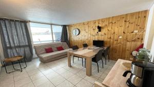 a living room with a table and a couch at Résidence Cortina 1 - Appartements pour 6 Personnes 974 in Les Prés
