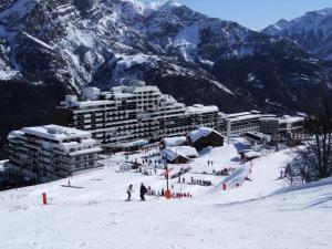 a group of people skiing on a snow covered mountain at Résidence Cortina 1 - Appartements pour 6 Personnes 974 in Les Prés