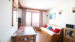 un soggiorno con un divano e un tavolo di Résidence Parc Aux Etoiles - C212PAE - APPARTEMENT 2 CHAMBRES AVEC BALCON MAE-9024 a Narreyroux