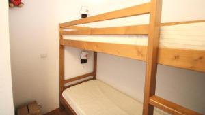 un paio di letti a castello in una stanza di Résidence Parc Aux Etoiles - C212PAE - APPARTEMENT 2 CHAMBRES AVEC BALCON MAE-9024 a Narreyroux Altre 5 foto