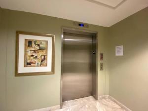 un ascensor en un edificio con una foto en la pared en Spacious Waterfront Apt #801 with AC, en Halifax